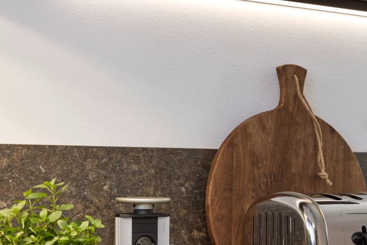 Geräumige Küche in Holz und Stein