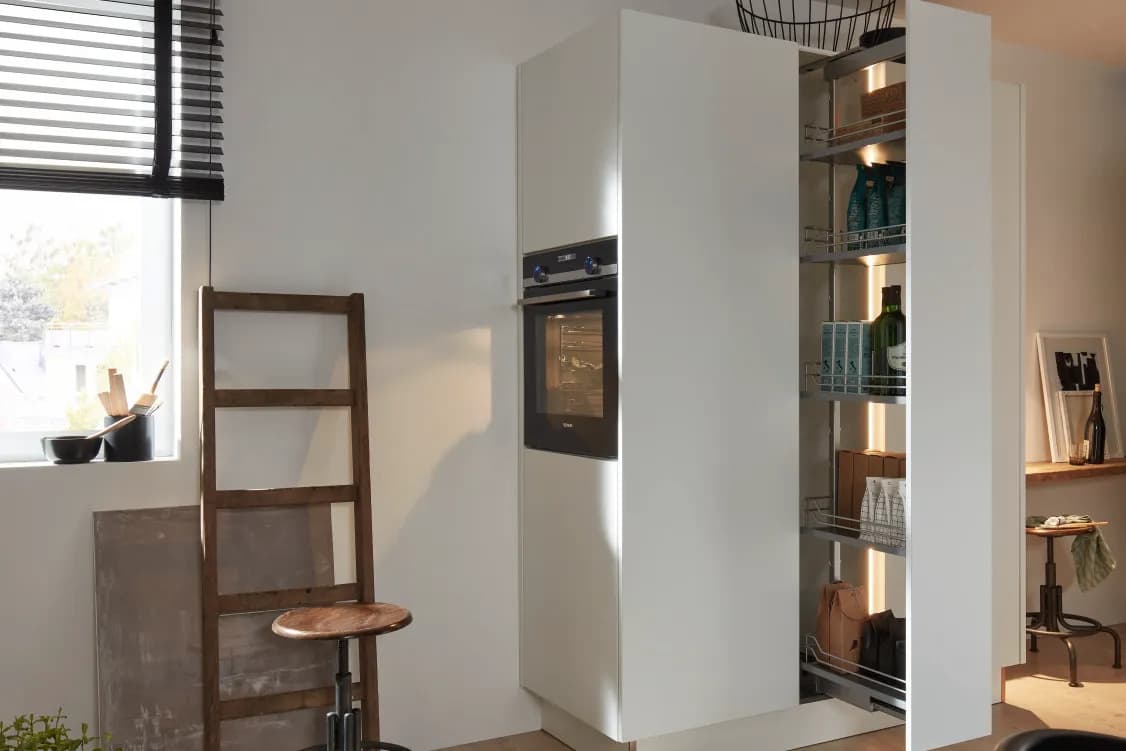 Moderne Küche mit versteckten Elektrogeräten  2