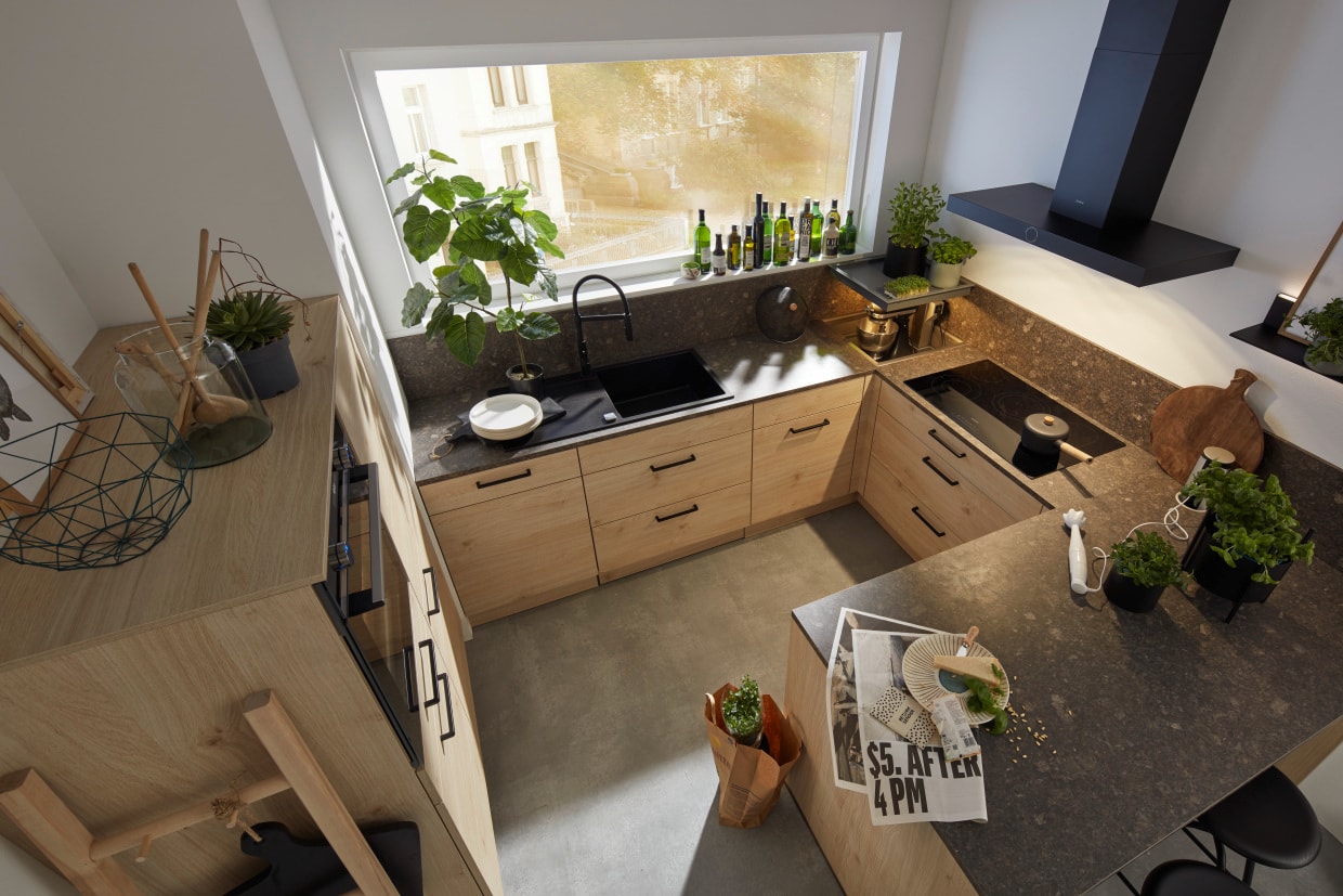 Geräumige Küche in Holz und Stein