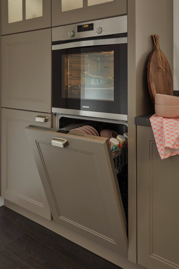 Moderne, zum Wohnraum offene Landhausküche