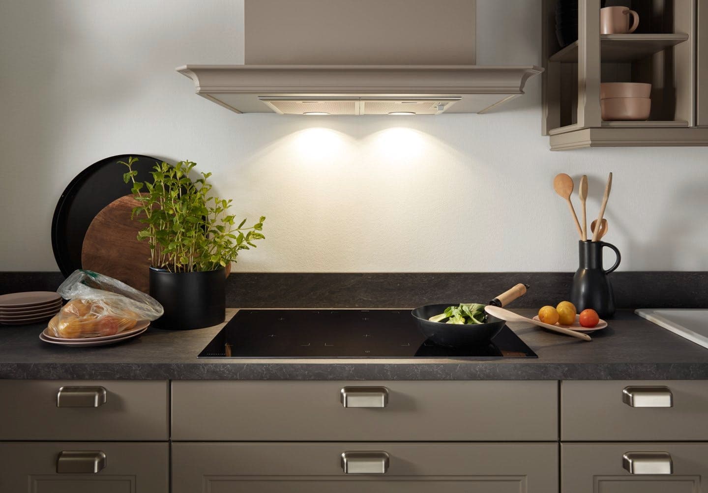 Moderne, zum Wohnraum offene Landhausküche