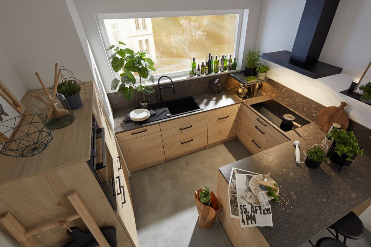 Geräumige Küche in Holz und Stein