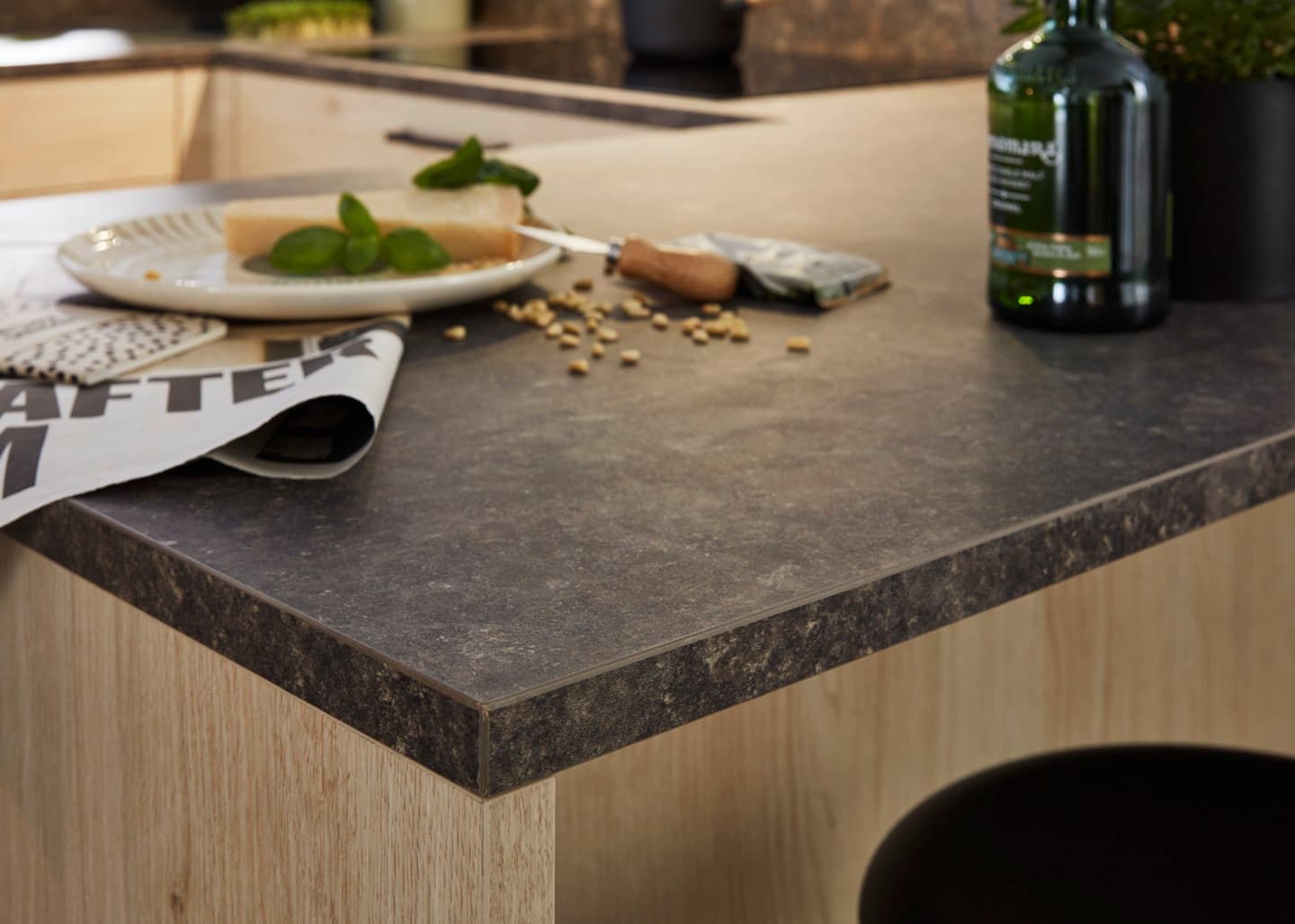 Geräumige Küche in Holz und Stein